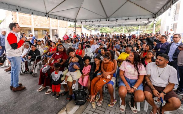 A Prefeitura do Rio entregou, neste domingo (13), mais 96 apartamentos do programa Morar Carioca do Aço, em Santa Cruz, na Zona Oeste. Com a nova etapa, o empreendimento habitacional passa a atender 496 famílias da comunidade do Aço.As unidades entregues fazem parte dos blocos 1 a 6 da Quadra C do conjunto residencial. Segundo a administração municipal, o projeto soma R$ 300,9 milhões em investimentos e inclui, além das moradias, obras de urbanização e infraestrutura na região. Os apartamentos têm cerca de 50 metros quadrados, com sala, dois quartos, cozinha, banheiro, varanda e área de serviço. As unidades térreas foram adaptadas para pessoas com deficiência ou mobilidade reduzida.