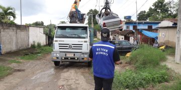 Agentes da força-tarefa coordenada pelo Detran-RJ removem carcaças de veículos durante operação que interditou dois ferros-velhos irregulares em Monjolos, São Gonçalo
