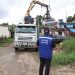 Agentes da força-tarefa coordenada pelo Detran-RJ removem carcaças de veículos durante operação que interditou dois ferros-velhos irregulares em Monjolos, São Gonçalo