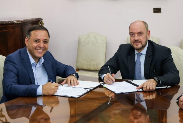 O prefeito de Niterói, Rodrigo Neves, e o governador em exercício, Ricardo Couto, assinam o termo de cessão de área do Complexo Esportivo Caio Martins para a implantação de um parque público e de um reservatório contra alagamentos. Foto: Divulgação