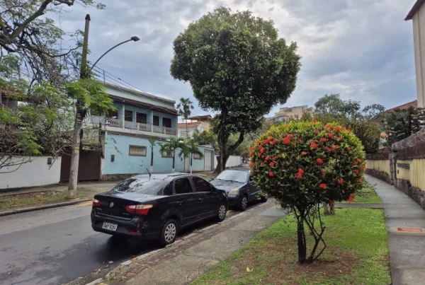 Muros altos, reforço de arame farpado, câmeras: preocupação com a segurança no Bairro dos Ingleses