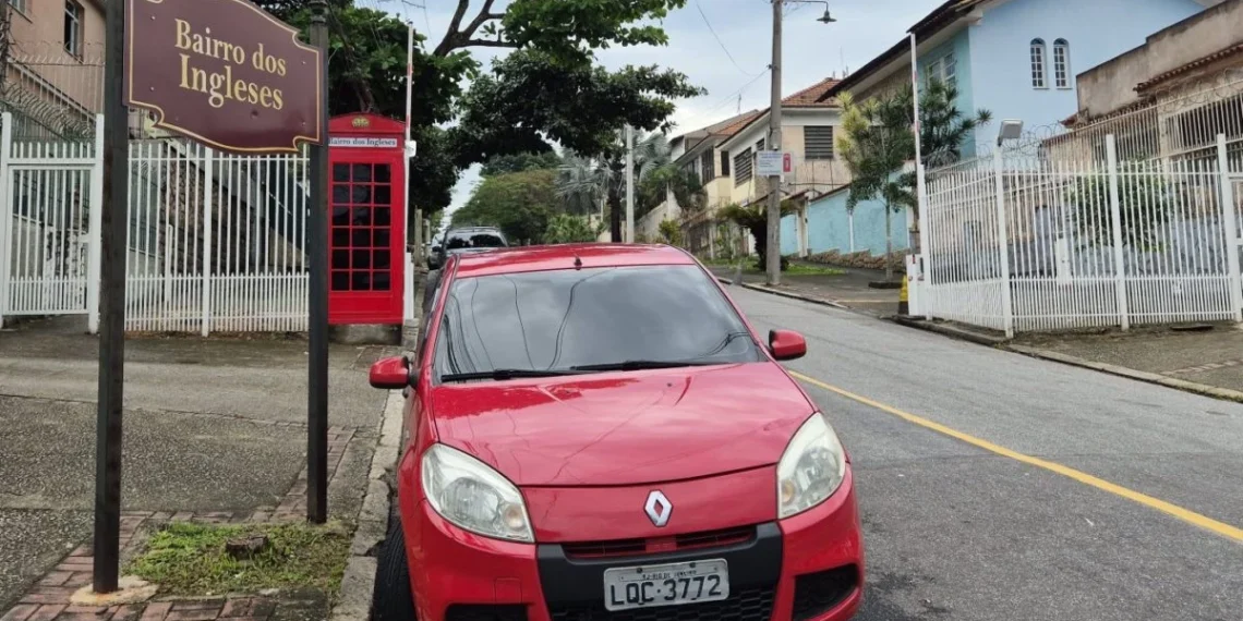 Costumava ir a Del Castilho lá na década de 1990 quando, ainda na trincheira do jornalismo diário, tinha folgas em dias de semana, quando costumava me enfiar no cinema para dois filmes na sequência e o Shopping Nova América tinha boas salas e programação variada. Mas creio que não fui lá neste século. Com o vizinho bairro de Maria da Graça, também na Zona Norte, tenho uma relação mais estável, proporcionada pelo Bar Amendoeira, um precioso exemplar dos botequins cariocas. Mas fui levado a voltar a esse trecho da Zona Norte porque os vereadores aprovaram e o prefeito sancionou a criação do novo Bairro dos Ingleses, delimitado pela subdivisão de Maria da Graça e Del Castilho, como estabelece a Lei Complementar 302/2026.