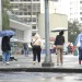 Pedestres circulam sob chuva no Centro do Rio; frente fria deve provocar pancadas, trovoadas e queda de temperatura ao longo do fim de semana.