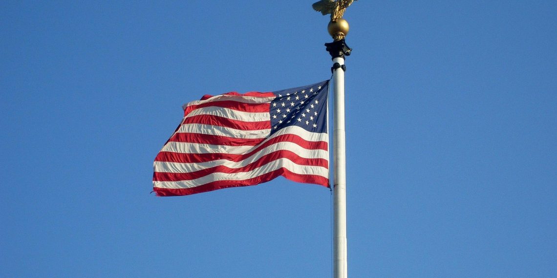 Bandeira do Estados Unidos; autor refelte sobre soft power da politica norte-americana