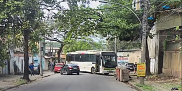 Ônibus usado como barricada