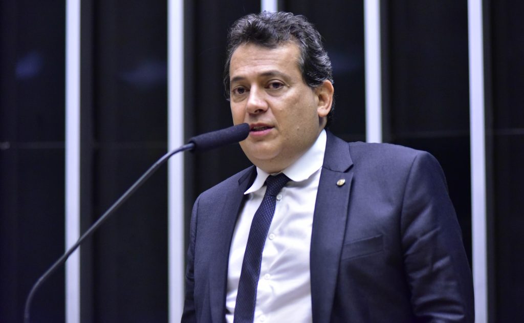 TRE-RJ adia julgamento da candidatura de Ricardo Abrão, deputado investigado pela PF por suspeita de compra de votos