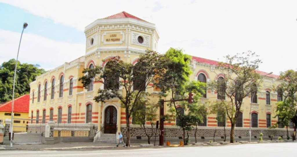 Auditorias do governo apontam que escolas do estado receberam R$ 1,6 bilhão para obras sem licitação, com indícios de fraude e formação de cartel 