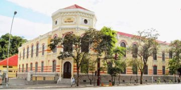 Auditorias do governo apontam que escolas do estado receberam R$ 1,6 bilhão para obras sem licitação, com indícios de fraude e formação de cartel 