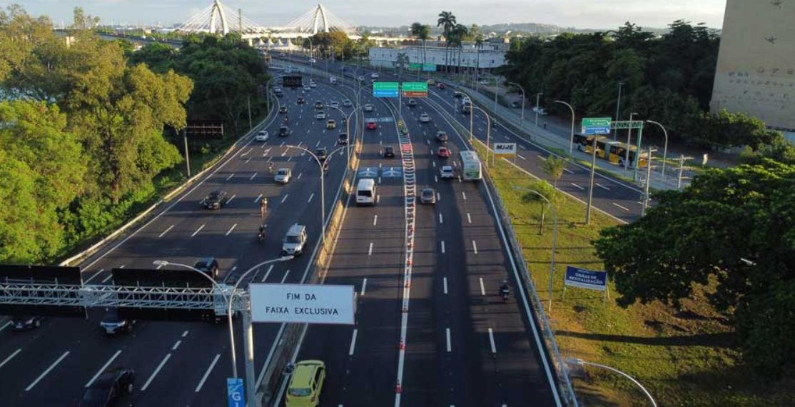 Prefeitura inicia implementação de motofaixas nos dois sentidos da Linha Vermelha, no trecho entre o Caju e Via Dutra; obras devem ser concluídas em 60 dias