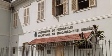 Petrópolis mantém 285 contratações de autônomos na Educação, mesmo após multa diária e promessa da prefeitura 2 Fachada da Prefeitura de Petrópolis