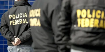 PF investiga fraudes e desvio de R$ 62 milhões em contratos de transporte escolar em Duque de Caxias 10 PF em operação em Duque de Caxias