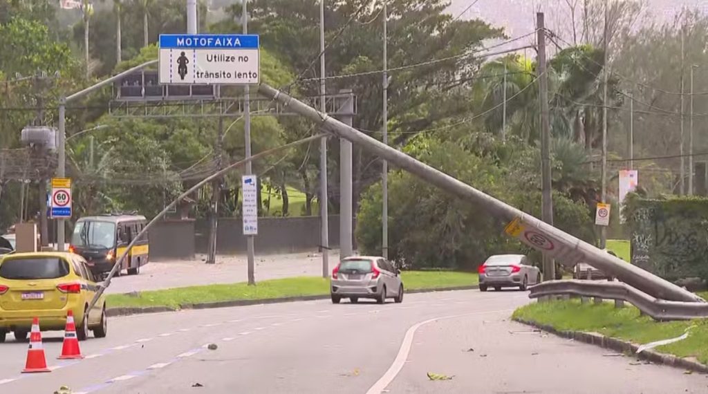 Ventania no Rio: voos são cancelados no Santos Dumont e poste cai na Autoestrada Lagoa-Barra na manhã desta terça (22)