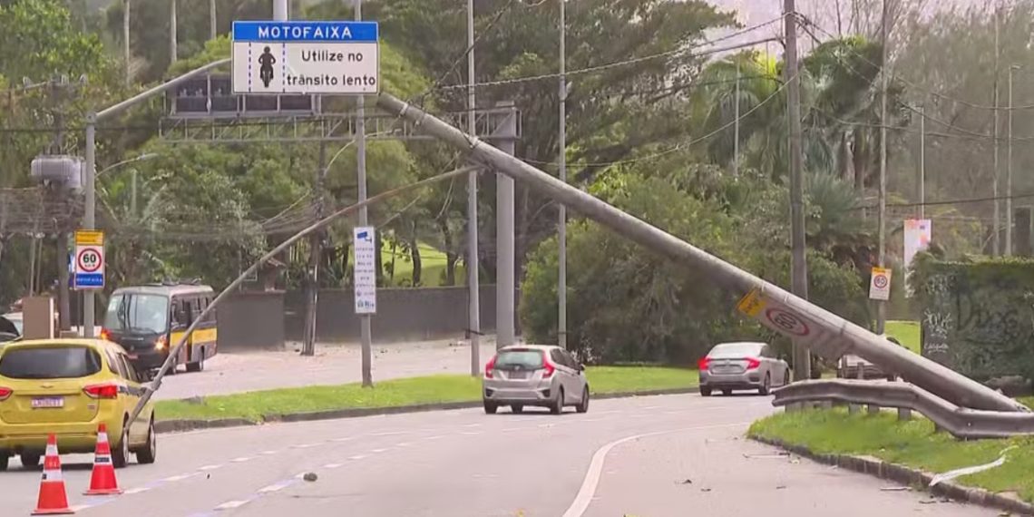 Ventania no Rio: voos são cancelados no Santos Dumont e poste cai na Autoestrada Lagoa-Barra na manhã desta terça (22) 49 Ventania no Rio: voos são cancelados no Santos Dumont e poste cai na Autoestrada Lagoa-Barra na manhã desta terça (22)