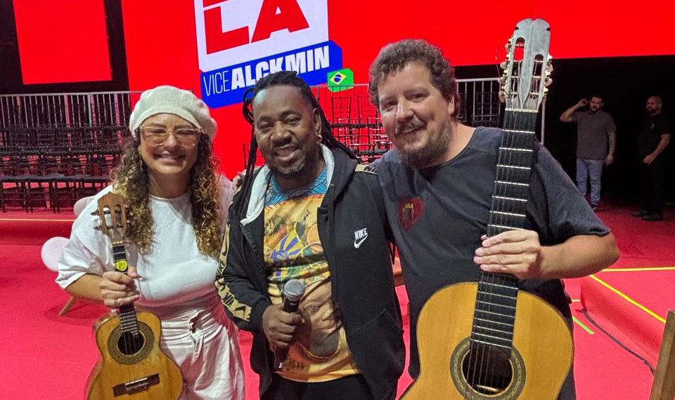 Roosevelt Pixulé (ao centro), intérprete da Paraíso do Tuiuti, posa ao lado de Ya Yá do Cavaco e do violonista Pratinha antes de cantar o Hino Nacional na abertura do evento que reúne artistas em apoio ao presidente Lula (PT), na Fundição Progresso, na Lapa.