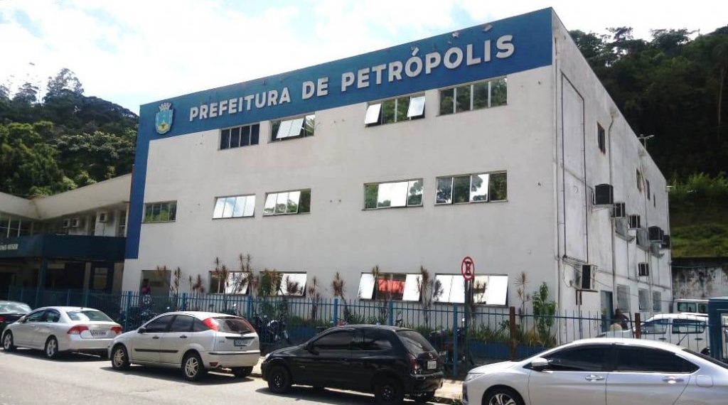 Honoráveis honorários: TCE suspende pagamentos de R$ 35 milhões a escritório contratado pela Prefeitura de Petrópolis 48 Prefeitura de Petrópolis: Tribunal de Contas suspendeu novos repasses a escritório de advocacia que recebeu R$ 35,1 milhões em contrato alvo de questionamentos sobre a forma de contratação e pagamento dos honorários