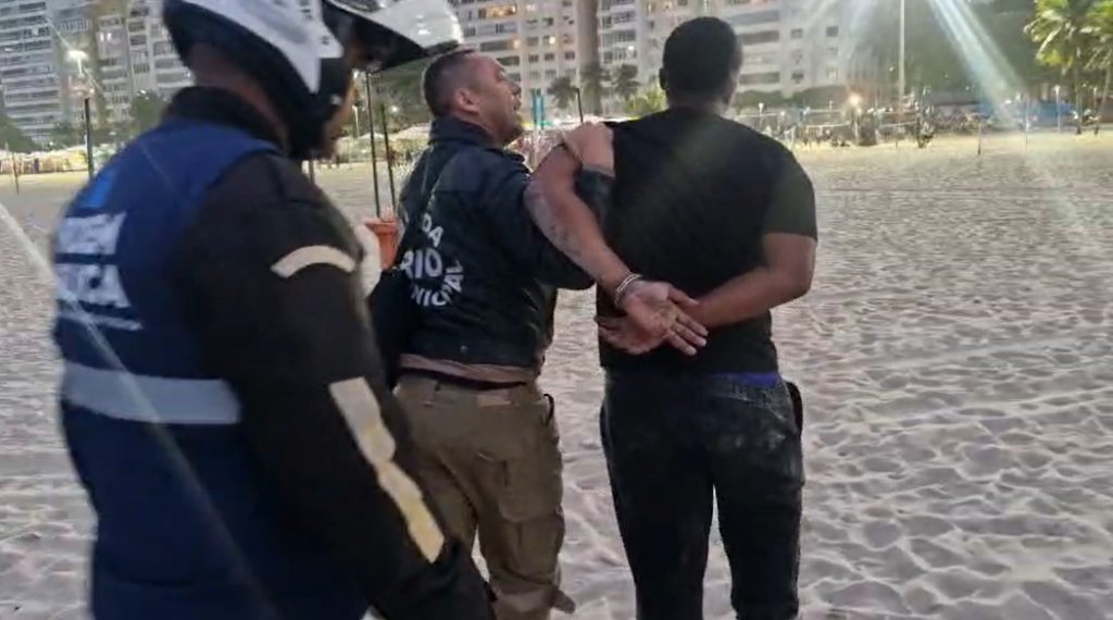 Polvilho de ouro: Seop prende homem que cobrou R$ 1 mil por biscoito Globo e biquíni em Copacabana