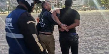 Polvilho de ouro: Seop prende homem que cobrou R$ 1 mil por biscoito Globo e biquíni em Copacabana