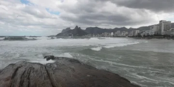 Marinha emite alerta de ressaca para orla do Rio com ondas de até 3 metros a partir desta quarta (23)