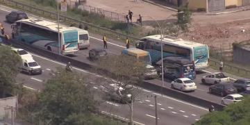 Ônibus usados como barricadas