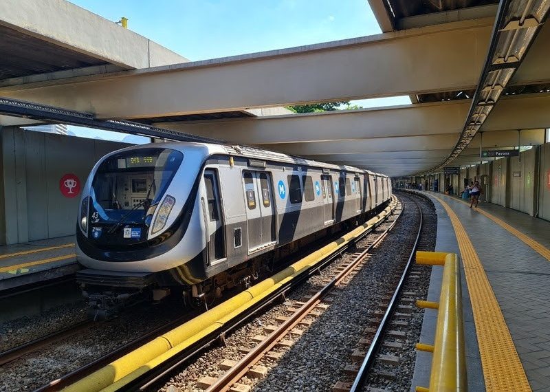 Ao entrar no site do MetrôRio, o usuário encontra no canto direito da tela o ícone de tradução para Libras