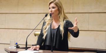Ex-vereadora presa por tortura de ex-marido, Verônica Costa passa por audiência de custódia neste sábado (26) 1 Ex-vereadora presa por tortura de ex-marido, Verônica Costa passa por audiência de custódia neste sábado (26)