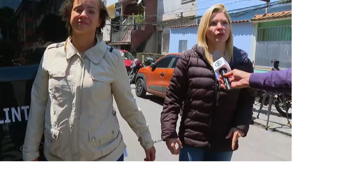 Verônica ao lado da irmã, Tatiana, no momento em que foi transferida para o presídio de Benfica; ela foi condenada por tortura