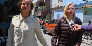 Verônica ao lado da irmã, Tatiana, no momento em que foi transferida para o presídio de Benfica; ela foi condenada por tortura