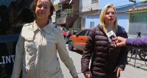 Verônica Costa apareceu algemada à irmã após ser transferida para o presídio de Benfica
