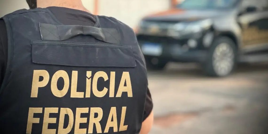 Polícia Federal investiga suspeita de uso de broches equipados com câmeras para registrar votos de eleitores em Cabo Frio durante o primeiro turno das Eleições 2026.