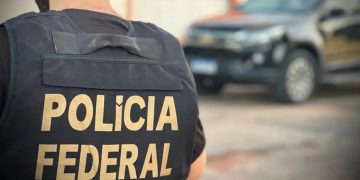 Polícia Federal investiga suspeita de uso de broches equipados com câmeras para registrar votos de eleitores em Cabo Frio durante o primeiro turno das Eleições 2026.