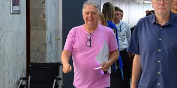 Garotinho vota no Catete e, a princípio, descarta apoio a Paes ou Ruas no segundo turno 2 Anthony Garotinho votou neste domingo (4) no Catete, na Zona Sul do Rio, e afirmou que, a princípio, não pretende apoiar Eduardo Paes ou Douglas Ruas em um eventual segundo turno — Foto: Reprodução