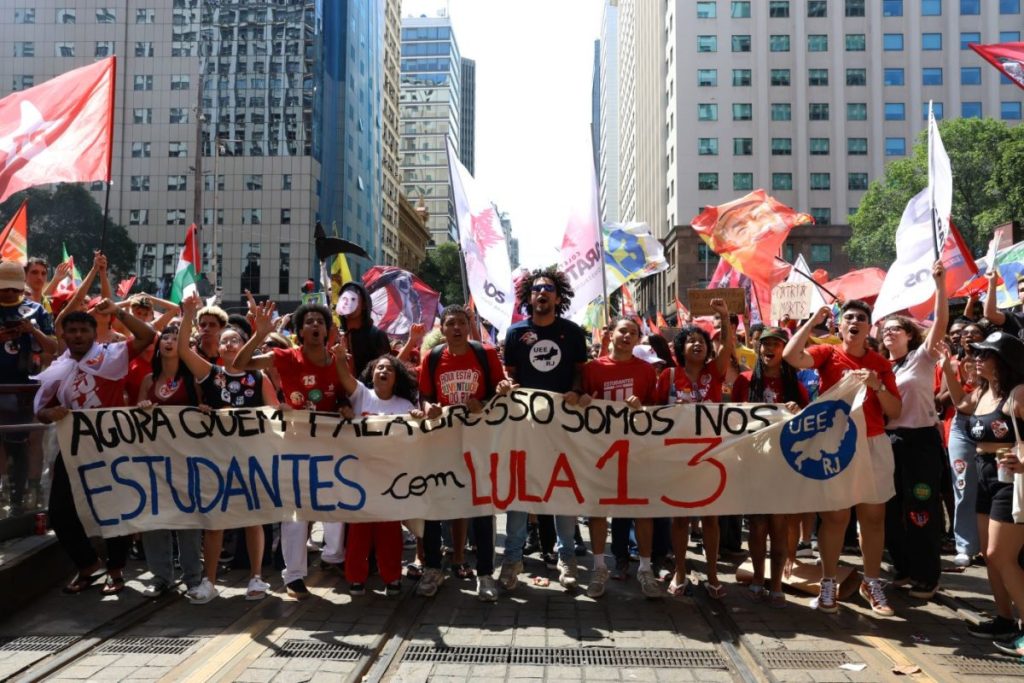 A vitória das ruas ocupadas por uma novíssima geração de manifestantes
