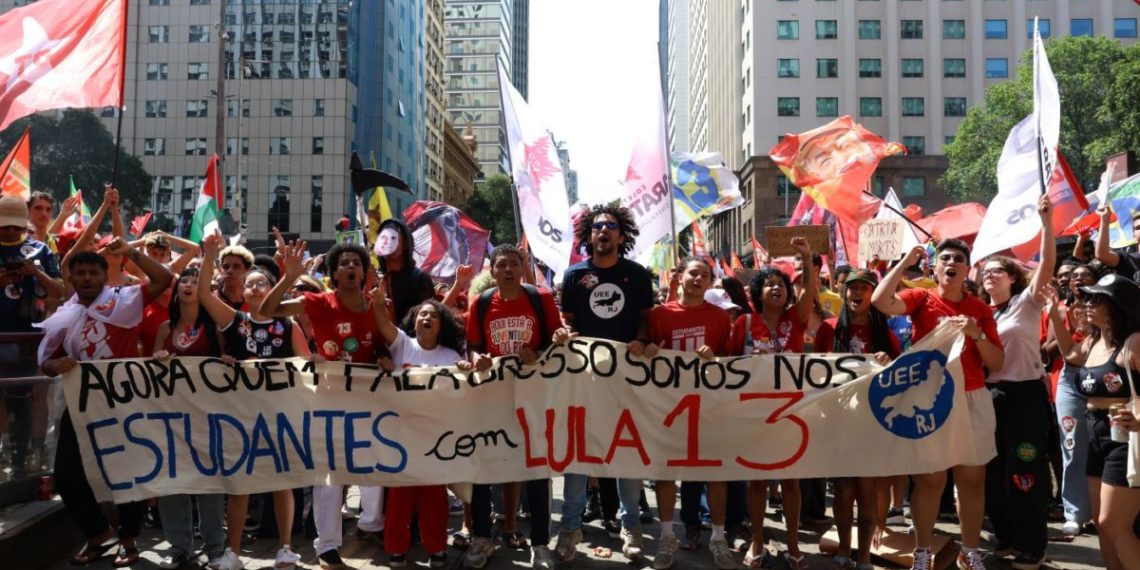 Manifestação liderada por estudantes na Candelária: mobilização dos jovens, enfrentando com alegria e entusiasmo os horrores do retrocesso, contagiou o Rio e o Brasil Foto: Rovena Rosa / Agência Brasil – 18/10/2026)