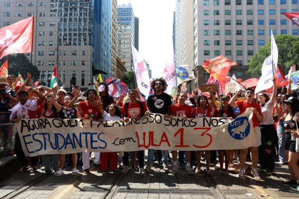 Manifestação liderada por estudantes na Candelária: mobilização dos jovens, enfrentando com alegria e entusiasmo os horrores do retrocesso, contagiou o Rio e o Brasil Foto: Rovena Rosa / Agência Brasil – 18/10/2026)