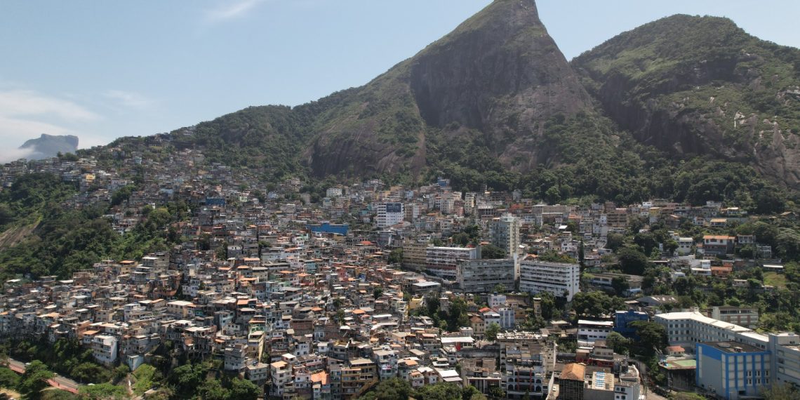 Mais de 30 mil moradores foram beneficiados em comunidade da Zona Sul