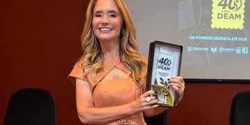 Comissão da Mulher da Câmara do Rio é homenageada pela Polícia Civil 1 A vereadora Helena Vieira recebe homenagem da Polícia Civil durante solenidade pelos 40 anos das Delegacias de Atendimento à Mulher (DEAMs), na Academia de Polícia, no Centro do Rio.