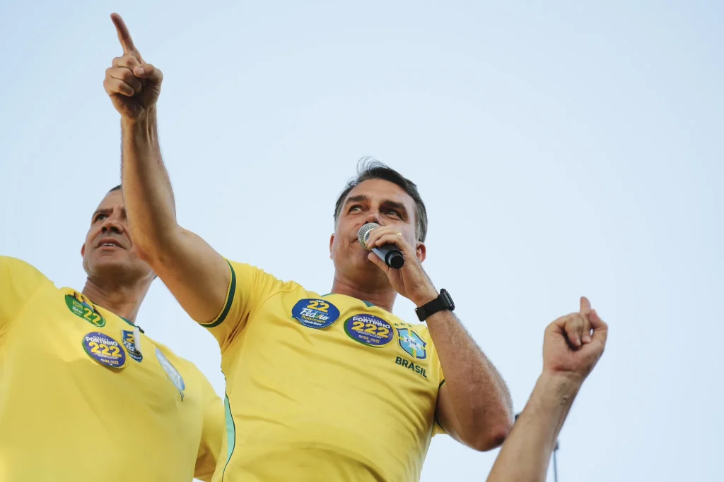 Com mais de 60% das urnas apuradas, Flávio Bolsonaro (PL) lidera a corrida presidencial por mais de 5 milhões de votos