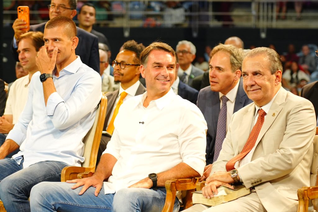 No Maracanãzinho, Flávio Bolsonaro participa de culto do centenário da Assembleia de Deus de Madureira