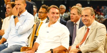 Douglas Ruas, Flávio Bolsonaro e Silas Malafaia em evento da Assembleia de Deus