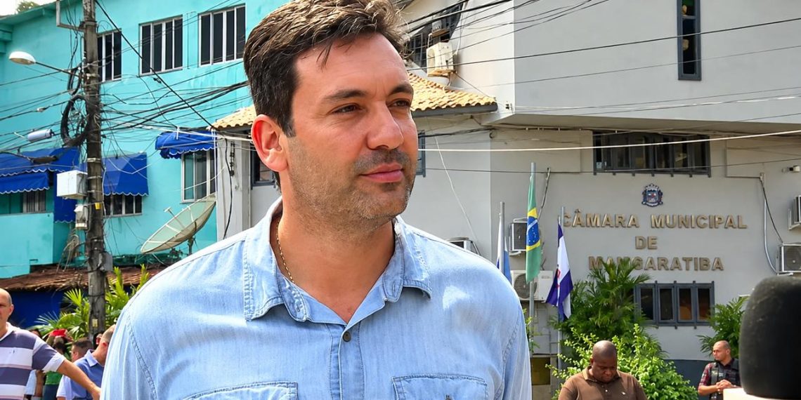 Alan Bombeiro, ex-prefeito de Mangaratiba, teve as contas de 2024 reprovadas pelo TCE-RJ. O Tribunal apontou rombo de R$ 79,6 milhões e problemas na Previdência do município