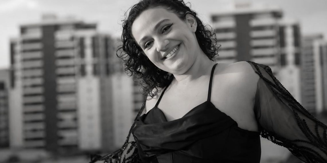 Fernanda Fialho morreu aos 29 anos. Influenciadora, escritora e palestrante, ela se tornou uma referência na produção de conteúdo sobre autismo, neurodivergência e saúde mental. A causa da morte não foi divulgada.