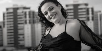 Fernanda Fialho morreu aos 29 anos. Influenciadora, escritora e palestrante, ela se tornou uma referência na produção de conteúdo sobre autismo, neurodivergência e saúde mental. A causa da morte não foi divulgada.