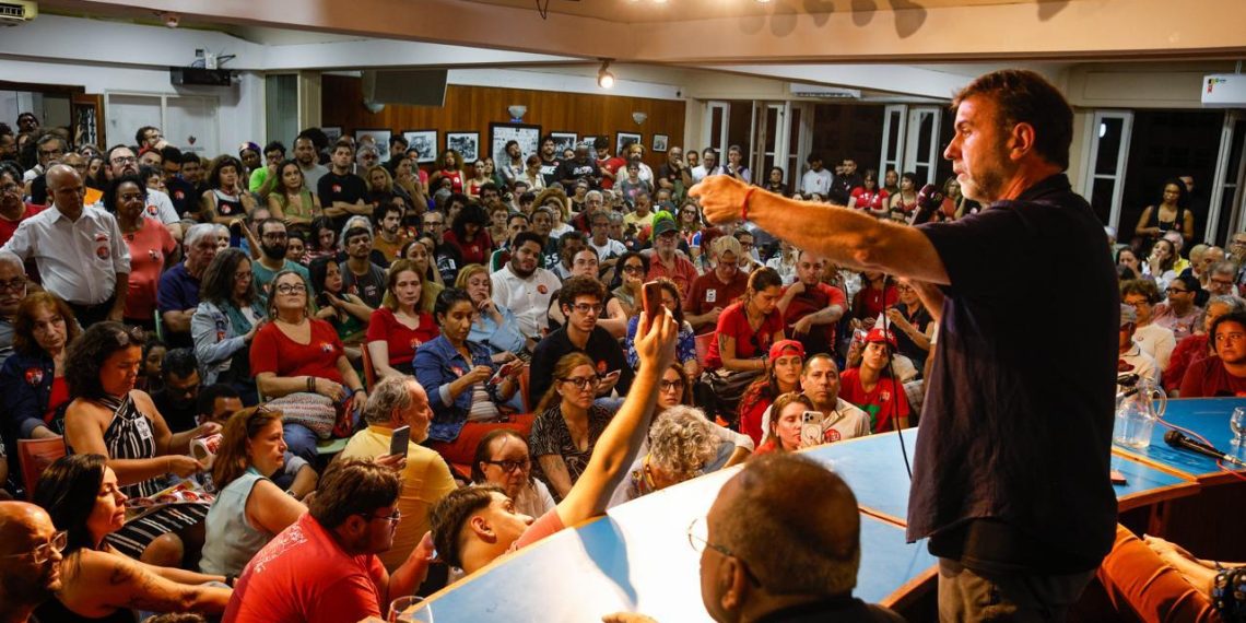O clima de mobilização tomou conta do Centro do Rio nesta terça-feira, durante uma reunião convocada pelo deputado federal eleito Marcelo Freixo, na sede do Sindicato dos Bancários. Mais de 2 mil pessoas participaram do encontro, que marcou o início da reta final da disputa e reuniu militantes, lideranças políticas, representantes de movimentos sociais e apoiadores do presidente Lula. Diante de um auditório lotado e de uma multidão que avançou pela Avenida Presidente Vargas, Freixo destacou a mobilização da militância e afirmou que a eleição ainda está em aberto. Para o deputado, um dos líderes do Partido dos Trabalhadores, o segundo turno representa uma oportunidade de ampliar a mobilização e conversar diretamente com eleitores em diferentes regiões do estado.