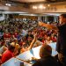 O clima de mobilização tomou conta do Centro do Rio nesta terça-feira, durante uma reunião convocada pelo deputado federal eleito Marcelo Freixo, na sede do Sindicato dos Bancários. Mais de 2 mil pessoas participaram do encontro, que marcou o início da reta final da disputa e reuniu militantes, lideranças políticas, representantes de movimentos sociais e apoiadores do presidente Lula. Diante de um auditório lotado e de uma multidão que avançou pela Avenida Presidente Vargas, Freixo destacou a mobilização da militância e afirmou que a eleição ainda está em aberto. Para o deputado, um dos líderes do Partido dos Trabalhadores, o segundo turno representa uma oportunidade de ampliar a mobilização e conversar diretamente com eleitores em diferentes regiões do estado.