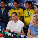 Douglas Ruas promete convocar aprovados em concursos da área de Segurança Pública e realizar novas seleções 20 Douglas Ruas, entre o senador eleito Carlos Jordy (PL) e a vice Fernanda Louback, prometeu atuação rápida na Segurança Pública. Foto: Tempo Real