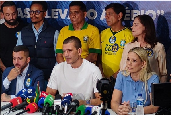 Douglas Ruas promete convocar aprovados em concursos da área de Segurança Pública e realizar novas seleções 51 Douglas Ruas, entre o senador eleito Carlos Jordy (PL) e a vice Fernanda Louback, prometeu atuação rápida na Segurança Pública. Foto: Tempo Real