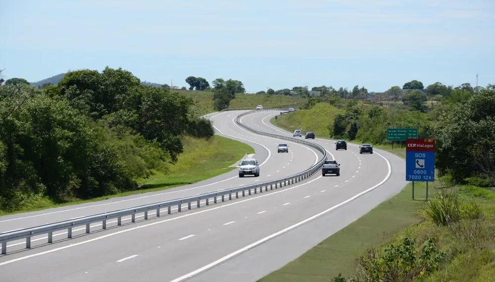 RJ-124, conhecida como Via Lagos, é alvo de auditoria do TCE-RJ que analisa mudanças no contrato de concessão e negociações para modernização da rodovia.