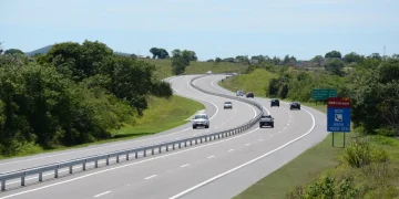 Obras e tarifas na Via Lagos: TCE-RJ dá 90 dias para estado e concessionária fecharem acordo 19 RJ-124, conhecida como Via Lagos, é alvo de auditoria do TCE-RJ que analisa mudanças no contrato de concessão e negociações para modernização da rodovia.