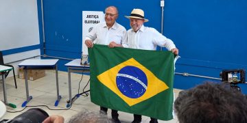 Lula vota em São Bernardo do Campo, no ABC Paulista, acompanhado do vice-presidente Geraldo Alckmin, neste domingo (4).