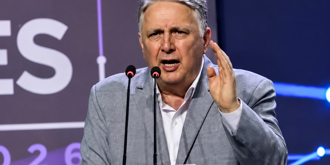 Anthony Garotinho durante debate eleitoral no Rio. O candidato desistiu do recurso no TSE, que agora vai ouvir a PGE antes de decidir sobre o pedido — Foto: